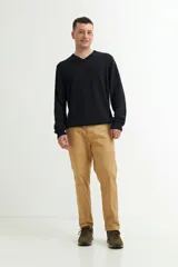 Sweater de punto con escote en V y mangas largas, de calce clásico y puños acanalados.