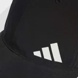 Gorra deportiva Adidas de entrenamiento, color negro con el logo de la marca y las tres rayas características en blanco. Presenta una estructura de tejido técnico ligero y resistente.