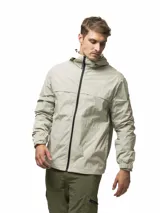 Campera rompevientos de nylon color beige, con capucha ajustable, cierre frontal completo en contraste negro, puños elásticos y bolsillos laterales con cierre.