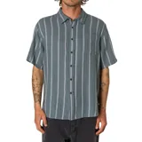Camisa de manga corta Katin Alan de color azul con rayas verticales claras, corte estándar, cuello camisero, cierre frontal de botones y un bolsillo en el pecho.