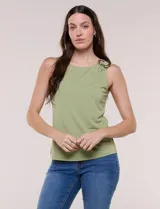 Musculosa de seda fría verde con escote a la base y detalle de aplique metálico dorado en el hombro.