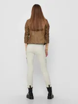 Campera biker corta de cuero sintético negro con cierre frontal asimétrico, solapas con muesca, bolsillos con cierre y detalles acolchados en las mangas.