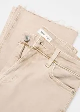 Jeans flare crop de tiro alto, color beige, con diseño acampanado, cinco bolsillos, trabillas y bajo deshilachado.