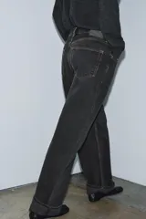 Pantalón de jean celeste de tiro medio, corte ancho y terminación con dobladillo.