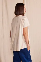 Camiseta color crudo de corte holgado, confeccionada en algodón reciclado.