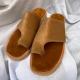 Sandalias de cuero color marrón con formato de ojota.