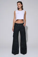 Pantalón cargo negro de denim con proceso de encue.