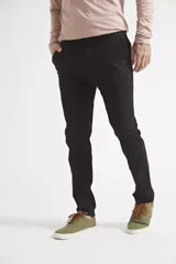 Pantalón chino de gabardina con corte skinny, bolsillos laterales y traseros, y cierre frontal con botón y cremallera.