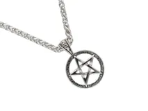 Collar de acero inoxidable color plateado, con cadena de eslabones gruesos y dije circular con un pentagrama invertido en el centro.
