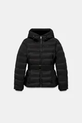 Anorak acolchado de corte entallado, resistente al agua y al viento. Cuenta con capucha ajustable, cierre frontal de cremallera, cinturón elástico en la cintura y puños interiores. Incluye bolsillos delanteros con forro polar y forro interior efecto pelo.