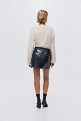 Top de algodón con escote bote, diseño de hombros caídos y mangas largas holgadas.