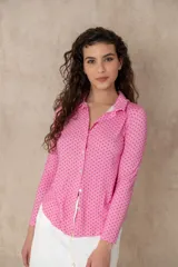 Camisa verde militar con lunares celestes, de corte clásico, manga 3/4 y cuello camisero.