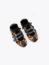 Mary Jane Iris Wild de pelo sintético con estampado animal print de leopardo y detalles en cuero vacuno negro. Cuenta con tiras cruzadas con hebillas metálicas y una base plana de 1 cm.