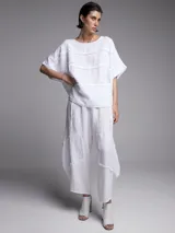 Pantalón babucha negro con paneles de diferente textura.