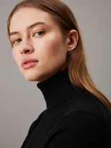 Sweater negro de lana merino con cuello alto y mangas largas.