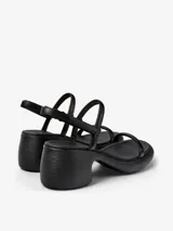 Sandalias de cuero vacuno color negro, con dos tiras finas sobre el empeine, pulsera al tobillo con hebilla ajustable y tacón bloque.