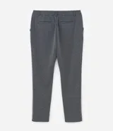 Pantalón de sastrería corte skinny, color gris, con trabillas en la cintura, cierre de botón y cremallera, y bolsillos laterales. Confeccionado con tecnología performance que ofrece secado rápido y resistencia a las arrugas.