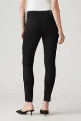 Jean Levi's modelo 721 High Rise Skinny, de tiro alto y corte ajustado en cadera y muslos. Confeccionado en denim negro con tecnología Sculpt Hypersoft para mayor suavidad y soporte.