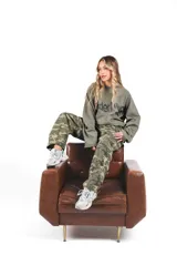 Crewneck de rústico piqué color verde militar con estampado en el frente y la espalda. Mangas ranglan.