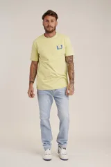 Pantalón de jean celeste de corte recto.