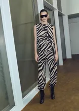 Blusa sin mangas con estampado animal print tipo cebra, de corte holgado y diseño con solapa frontal superpuesta.
