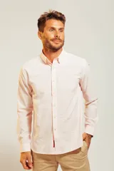 Camisa de vestir blanca de manga larga con cuello abotonado y cierre frontal de botones.