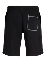 Short jogger de felpa color negro, con cintura elástica con cordón ajustable, costuras decorativas en contraste y el nombre de la marca estampado verticalmente en el lateral.