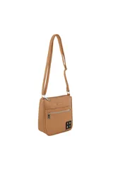 Bandolera color marrón con correa ajustable, cierre superior y bolsillo frontal con cierre.