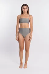 Top de bikini color gris mineral, con escote recto, breteles elásticos y doble tira en la espalda.