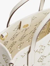 Cartera tote color blanco con monograma TH troquelado, doble asa de mano y correa larga extraíble y ajustable.