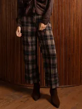 Pantalon de corte recto con estampado de cuadros tipo tartan, bolsillos laterales y dobladillo en el bajo.