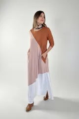 Vestido largo de morley de algodón y viscosa, con corte amplio, mangas largas y diseño color block en tonos marrón, rosa y blanco.