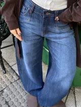 Pantalón jean de corte wide leg y tiro medio, en tono azul clásico con costuras en contraste.