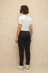 Pantalón color beige de algodón, tipo paper touch, con elástico en la cintura y cordones. Tiene un fit recto con bolsillos de solapa y botones a tono.