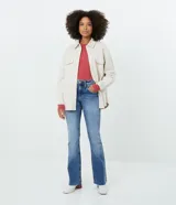 Suéter de punto acanalado color ladrillo, con cuello barco y mangas largas.