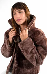 Campera gamulán reversible de cuero genuino, con interior de piel sintética, cuello solapa amplio y cierre frontal con botones. Cuenta con bolsillos funcionales en ambos lados.