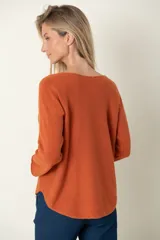 Buzo italiano marrón de viscosa y poliamida, de tacto suave. Modelo corto de costado y cuello bote.