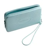 Billetera tipo sobre Havaianas Bag Plus, color dorado, con textura exterior característica de la marca y logo grabado en el centro. Cuenta con cierre superior y correa de muñeca extraíble.