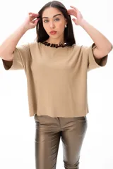 Remera color camel de viscosa, con escote redondo y mangas cortas.
