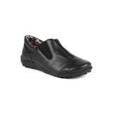 Zapato deportivo de cuero color beige, con perforaciones decorativas, elásticos laterales y cierre frontal con cremallera. Suela de goma texturizada.