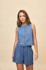 Short de calce relajado en denim azul, con cintura elastizada, cordón ajustable, bolsillos delanteros aplicados y ruedo ancho.