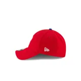 Gorra New Era 9FORTY ajustable, color rojo con logo del equipo de béisbol Philadelphia Phillies bordado en blanco en el frente y botón superior en azul.