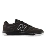 Championes New Balance modelo 480, color marrón oscuro con detalles en negro y blanco. Confeccionados en gamuza, cuero y malla, con logo "N" característico en los laterales. Inspirados en los zapatos de baloncesto clásicos de las décadas de 1980 y 1990.