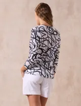 Buzo blanco estampado con cuello a la base y mangas tres cuartos, marca Milano.