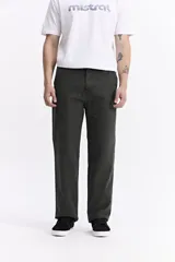 Pantalón de twill de cinco bolsillos, color verde oscuro, de corte regular y tiro medio.