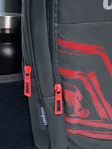 Mochila negra con diseño gráfico abstracto en azul vibrante y logo Umbro en azul. Posee bolsillo lateral de malla para botella y tiradores de cierre azules.