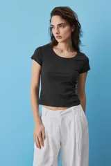 Remera negra de corte entallado, con cuello redondo y mangas cortas.