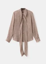 Blusa de manga larga con estampado de rayas verticales en tonos marrones y crema. Presenta un cuello alto con una corbata integrada del mismo tejido y cierre frontal de botones ocultos.