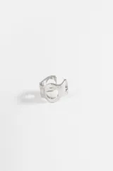 Earcuff plateado de zinc con diseño calado de formas circulares.