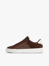 Zapatillas de corte bajo Tommy Hilfiger confeccionadas en una combinación de piel nobuk y piel lisa en color marrón. Presentan suela de goma blanca, detalle de ventilación lateral, logo de la marca en la lengüeta, lateral y talón, y cierre mediante cordones.